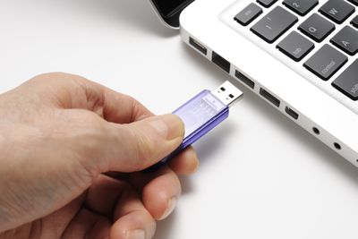 Вставка флэш-диска USB в компьютер