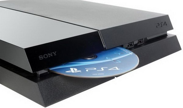 Inserimento di un disco DVD su PS4 per la riproduzione